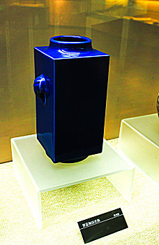 赣州博物馆的展品霁蓝釉琮式瓶