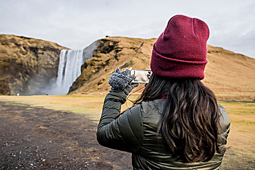 女性,游客,智能手機,照片,瀑布,冰島