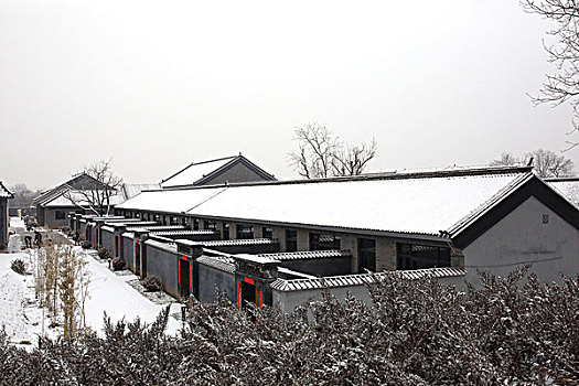 中式仿古建筑小院雪景