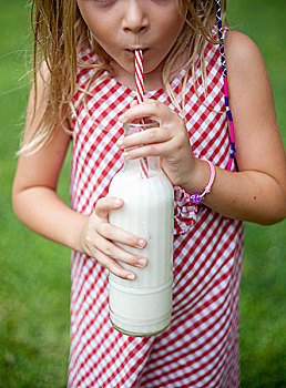 小女孩,喝,瓶子,素食,牛奶,花园