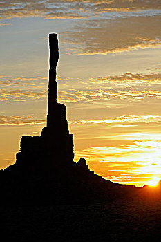 图腾,杆,石头,排列,逆光,日出,纪念碑谷,亚利桑那,美国