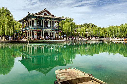 古建楼阁前清澈的泉池,济南五龙潭公园