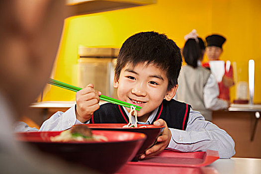 男学生,吃,面条,学校,自助餐厅