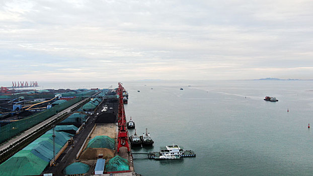 山东省日照市,港口运输生产现场繁忙有序