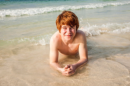 男孩,泳衣,卧,海滩,享受,海水,小,波浪,微笑