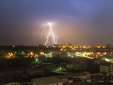 白天,雷