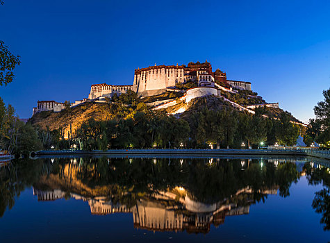 西藏布达拉宫夜景