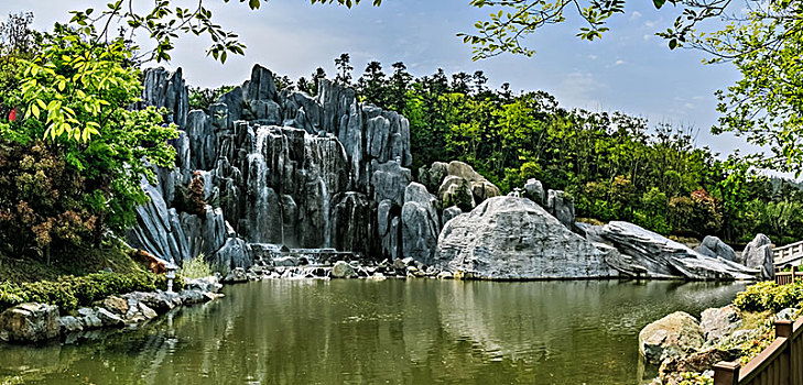 江苏省南京市银杏湖公园瀑布水潭自然景观