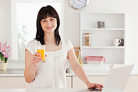 美好,黑发,女人,拿着,玻璃,橙汁,放松,笔记本电脑