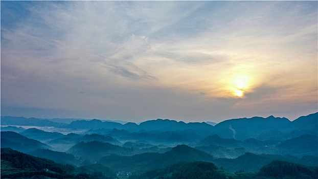 重庆酉阳,清晨山岚美如画