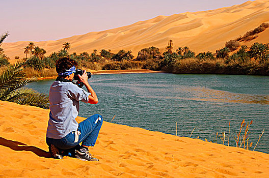 游客,拍照,堤岸,湖,奥巴里,沙子,海洋,撒哈拉沙漠,利比亚,非洲