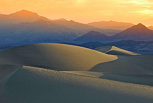 马斯奎特沙丘,看,棉白杨,山峦,早晨,亮光,日出,大礼帽,死亡谷国家公园,莫哈维沙漠,加利福尼亚,美国