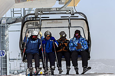 滑雪场索道图片