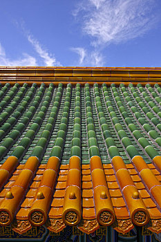 故宫宫殿屋顶上的绿色黄色琉璃瓦