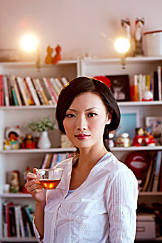 东方年轻女性喝茶