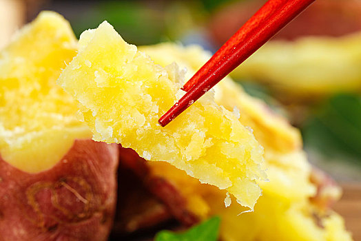 筷子上夹着山东板栗蜜薯