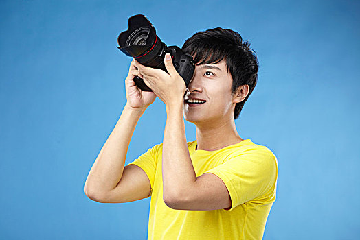 亚洲男青年玩相机