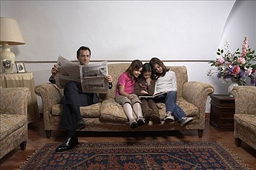 男人,读报纸,沙发,三个,女儿