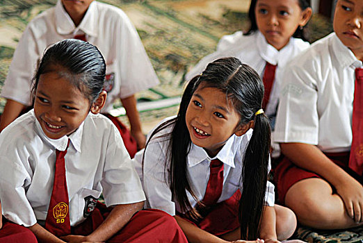 印度尼西亚,雅加达,学童,制服,盘腿坐,班级,微笑