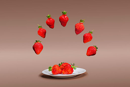 红色背景上的草莓