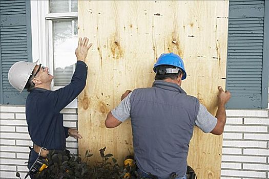 建筑工人,遮盖,窗户,木板