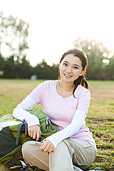 坐在草地上的年轻女孩