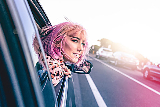 少女,粉红头发,头部,室外,车窗,公路旅游