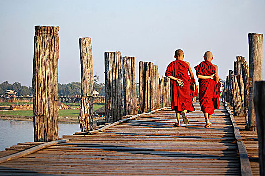 缅甸,曼德勒,阿马拉布拉,两个,孩子,僧侣,穿过,乌本桥