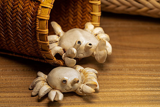 精致的手工陶艺螃蟹与竹编篓子