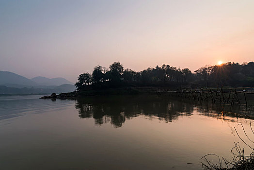 老挝琅勃拉邦南康河畔的早晨