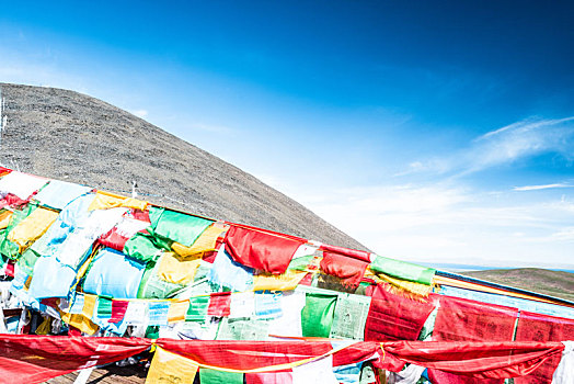 高海拔山脉上彩色的经幡,中国西藏