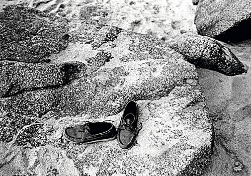 一双鞋,岩石上,海滩