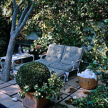 一对,软垫,熟铁,花园,躺椅,便捷,树,即兴,平台