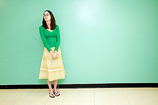 女青年,绿色,墙壁