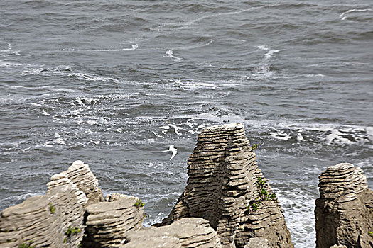千层饼岩与海浪