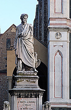 意大利佛罗伦萨圣十字教堂旁的但丁塑像