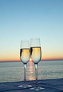 两个,香槟酒杯,日落