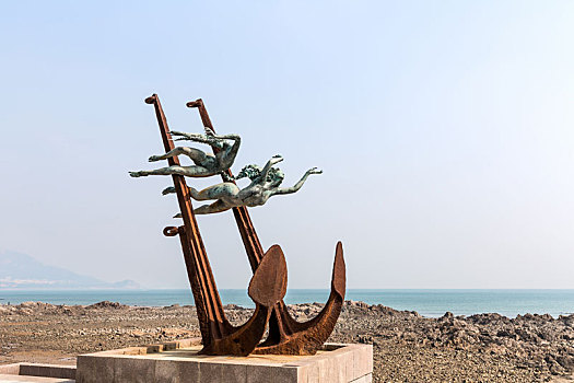 中国山东省青岛雕塑园内船锚潜泳雕塑
