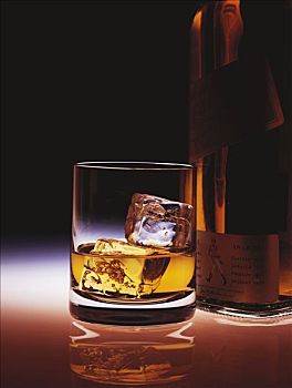 玻璃杯,苏格兰威士忌,威士忌酒,冰块