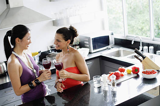 两个女人,站立,女人,厨房,拿着,葡萄酒杯