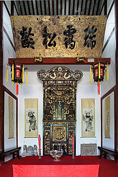 巴渝民俗文化博物馆内这一镇馆之宝则是誉为,中国第一龛,的金木雕家神龛,其形象之高大,用金之厚重,堪为世间所罕见