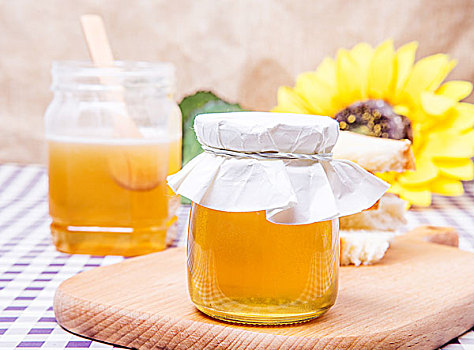 蜂蜜在桌子上