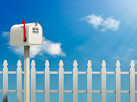 邮筒,蓝天,白围栏,背景