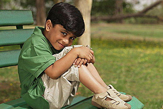 小男孩,搂抱,膝,公园长椅