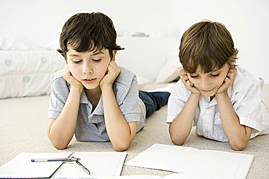 两个男孩,躺着,地面,学习,家庭作业