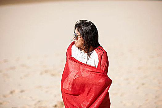女人,红色,围巾,享受,海滩