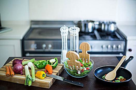 碗,沙拉,蔬菜,锅,厨房操作台,在家