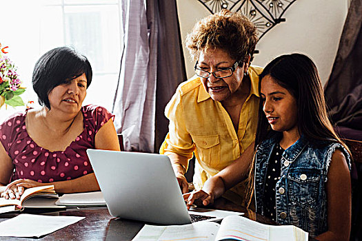 母亲,祖母,帮助,女孩,家庭作业,使用笔记本