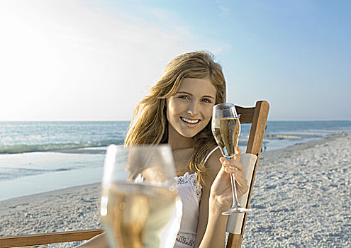 美女,喝,香槟,海滩