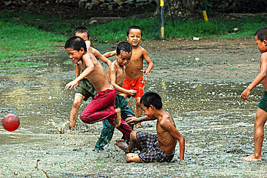 缅甸,曼德勒,亚洲人,男孩,玩,球,地点,浸湿,雨